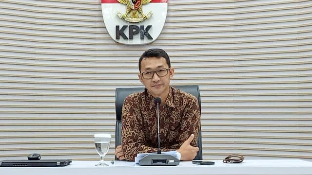 Geledah Rumah Dinas Bupati Cilacap, KPK Sita HP Berisi Chat Pengumpulan Uang Geledah Rumah Dinas Bupati Cilacap, KPK Sita HP Berisi Chat Pengumpulan Uang