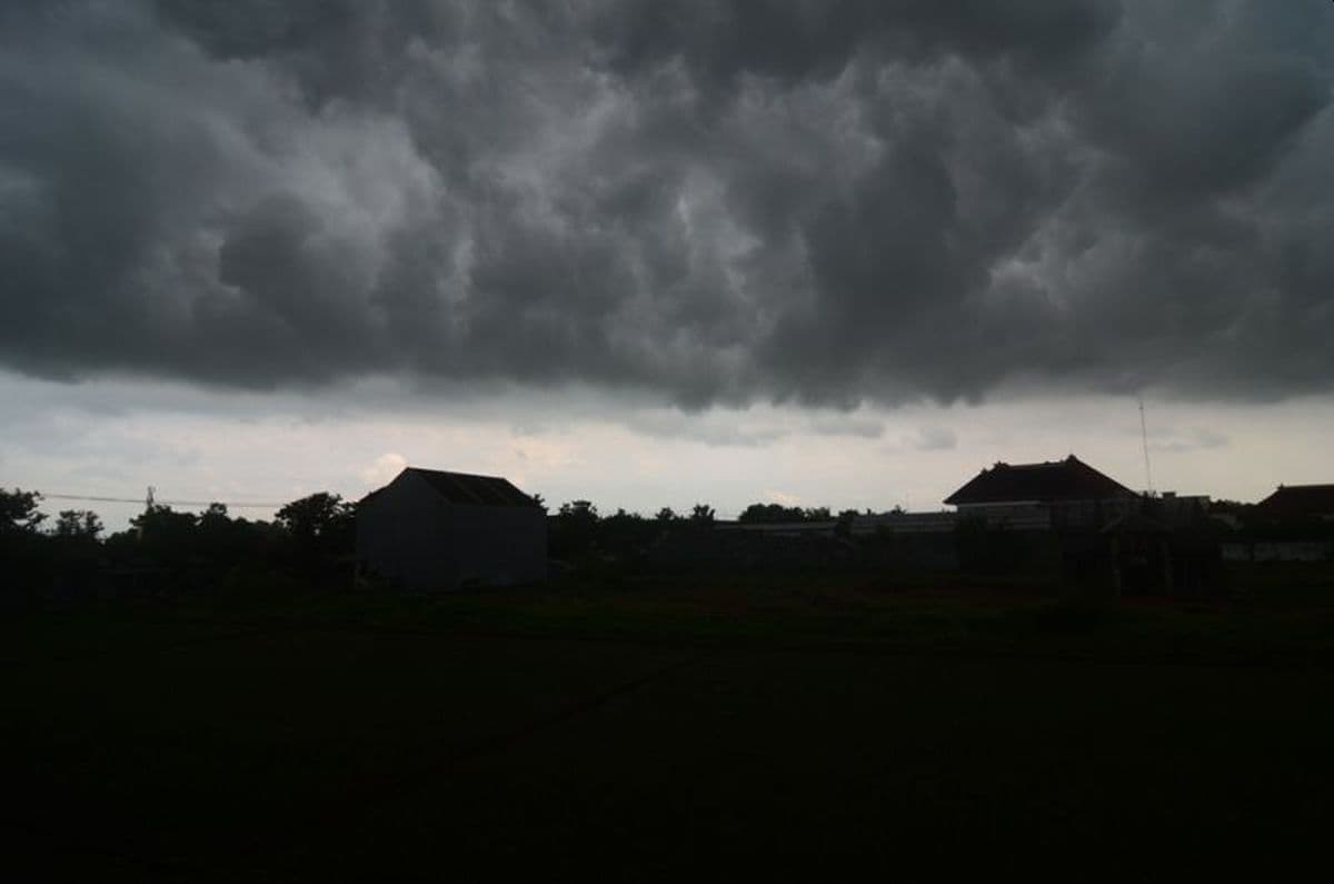 Waspada! Hujan Sangat Lebat Diprediksi Terjang Timur Indonesia Waspada! Hujan Sangat Lebat Diprediksi Terjang Timur Indonesia