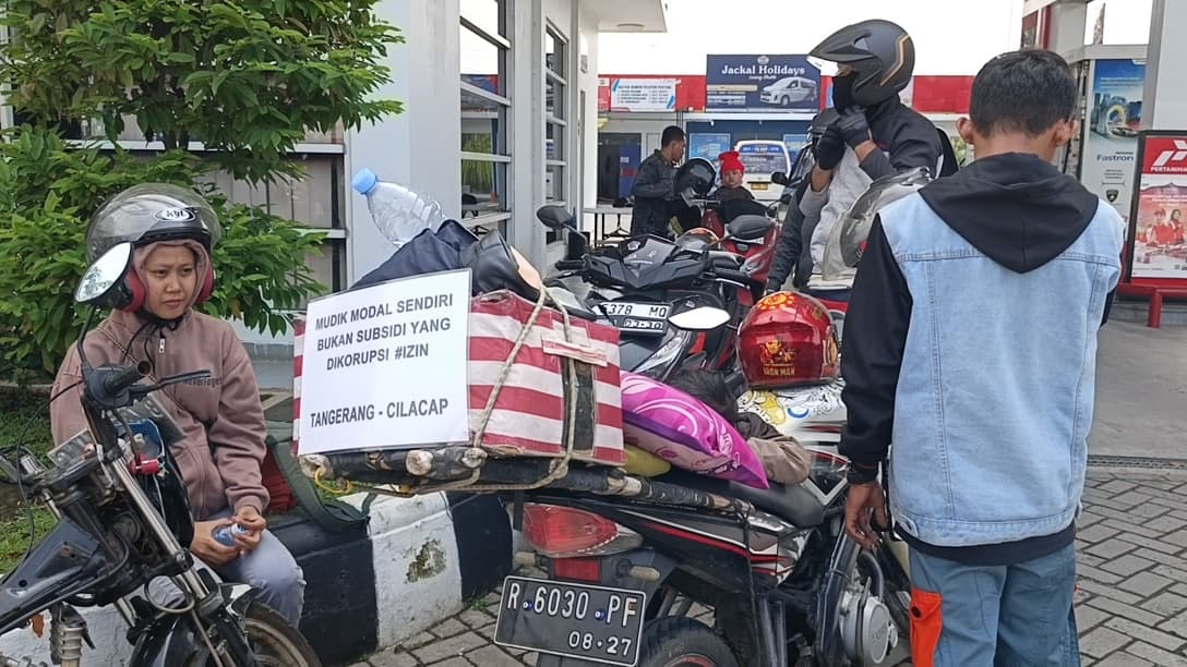 Ibu Hamil Mudik Naik Motor dari Tangerang ke Cilacap, Tempuh 17 Jam Bersama Suami dan Anak Ibu Hamil Mudik Naik Motor dari Tangerang ke Cilacap, Tempuh 17 Jam Bersama Suami dan Anak