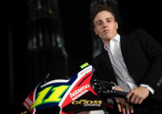 Kisah Diogo Moreira, Debutan MotoGP 2026 yang Pakai Sarung Tangan Marc Marquez karena Alasan Unik Kisah Diogo Moreira, Debutan MotoGP 2026 yang Pakai Sarung Tangan Marc Marquez karena Alasan Unik