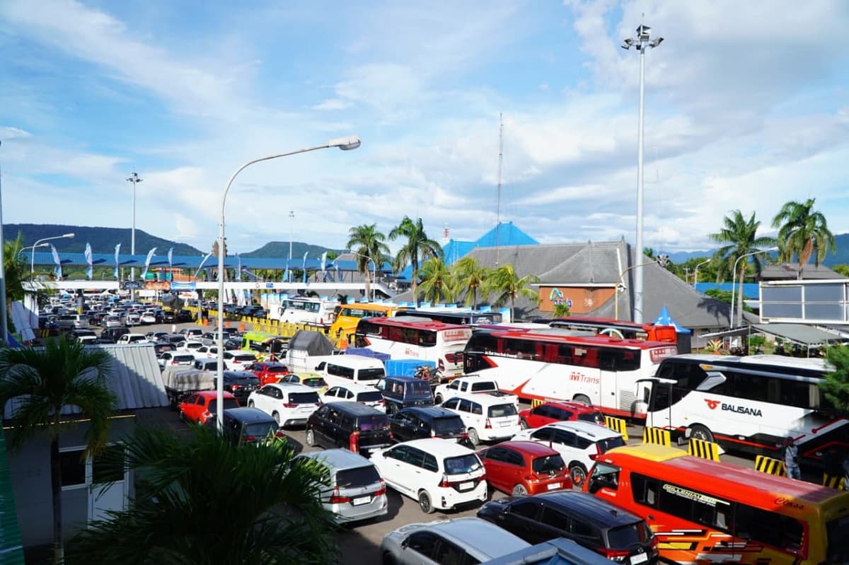 Urai Antrean di Pelabuhan Gilimanuk, ASDP: Seluruh Kendaraan Masuk Buffer Zone Urai Antrean di Pelabuhan Gilimanuk, ASDP: Seluruh Kendaraan Masuk Buffer Zone