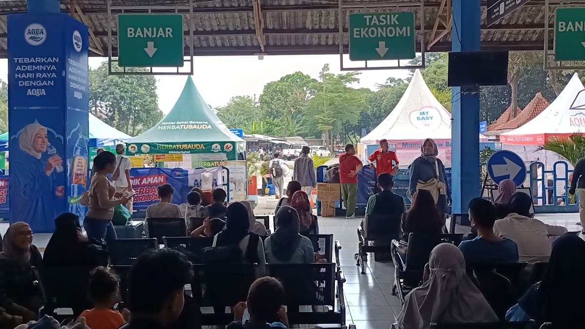 Terminal Kampung Rambutan Diserbu Pemudik Jelang Lebaran Terminal Kampung Rambutan Diserbu Pemudik Jelang Lebaran