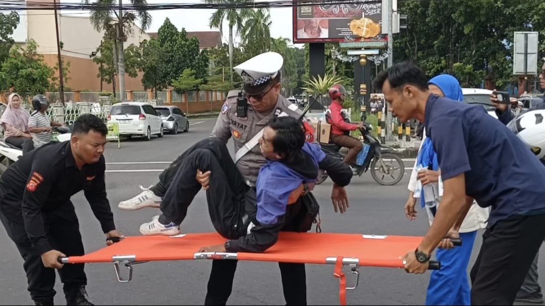 Detik-Detik Pemudik Kecelakaan Tunggal di Jalan Arteri Cirebon Detik-Detik Pemudik Kecelakaan Tunggal di Jalan Arteri Cirebon