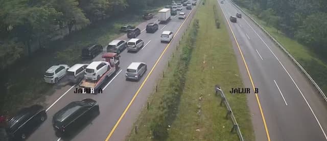 Kendaraan Berhenti di Bahu Jalan, Arus Lalin di KM 129 Tol Cipali Melambat Kendaraan Berhenti di Bahu Jalan, Arus Lalin di KM 129 Tol Cipali Melambat