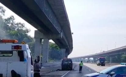 Mobil Terbakar di Tol Jakarta-Cikampek, Diduga Akibat Korsleting Listrik Mobil Terbakar di Tol Jakarta-Cikampek, Diduga Akibat Korsleting Listrik