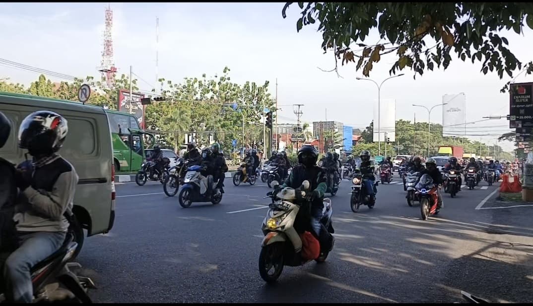 H-2 Lebaran, Jalur Pantura Arah Jateng Dipadati Pemudik Motor H-2 Lebaran, Jalur Pantura Arah Jateng Dipadati Pemudik Motor