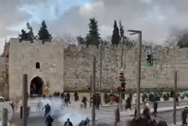 Pasukan Israel Tembakkan Gas Air Mata, Shalat Ied di Masjid Al-Aqsa Terhenti Pasukan Israel Tembakkan Gas Air Mata, Shalat Ied di Masjid Al-Aqsa Terhenti