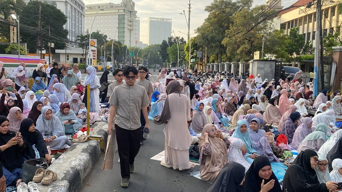 Jamaah Sholat Id di PP Muhammadiyah Membeludak hingga ke Jalan, Polisi Rekayasa Arus Lalu Lintas Jamaah Sholat Id di PP Muhammadiyah Membeludak hingga ke Jalan, Polisi Rekayasa Arus Lalu Lintas