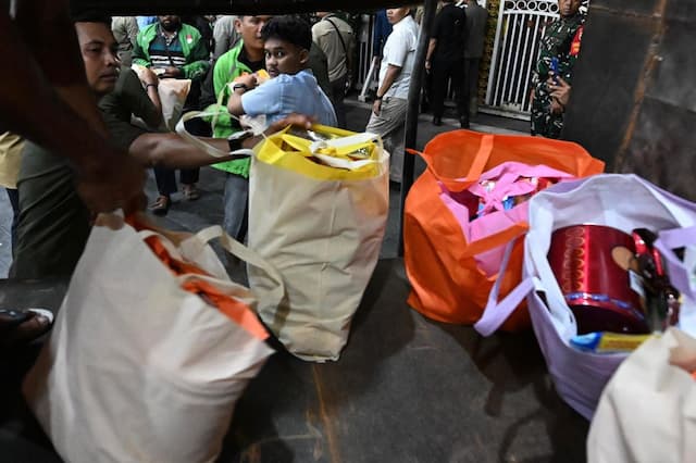 Prabowo Sapa Warga Sumut dan Bagikan Ribuan Sembako di Malam Takbiran Prabowo Sapa Warga Sumut dan Bagikan Ribuan Sembako di Malam Takbiran