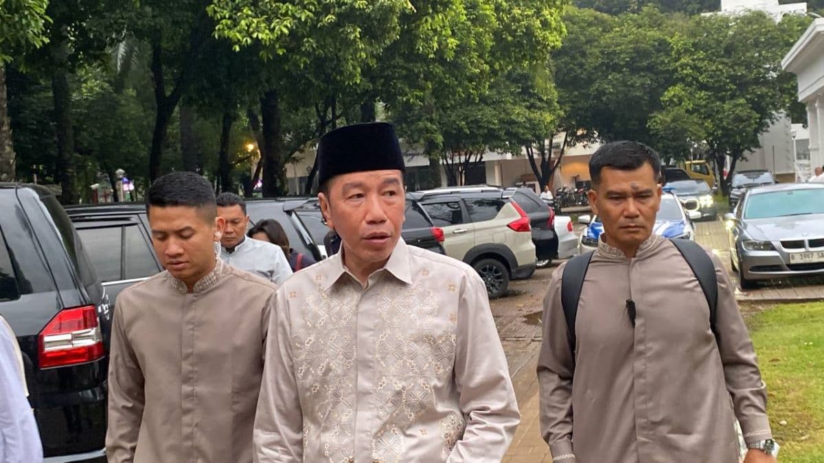 Jokowi Sholat Idul Fitri di Masjid Al-Bina GBK, Disambut Jemaah Jokowi Sholat Idul Fitri di Masjid Al-Bina GBK, Disambut Jemaah