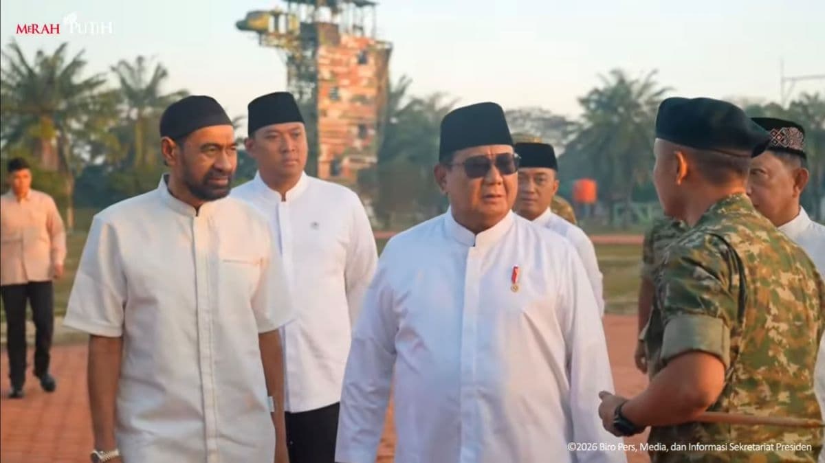 Prabowo Didampingi Mualem Sholat Id di Masjid Darussalam Aceh Prabowo Didampingi Mualem Sholat Id di Masjid Darussalam Aceh