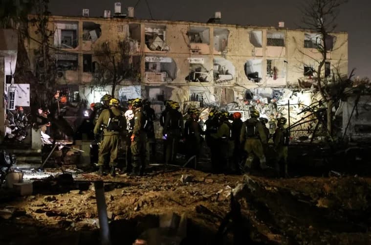 Iran Bombardir Kota Dekat Situs Nuklir Utama Israel, 100 Orang Terluka Iran Bombardir Kota Dekat Situs Nuklir Utama Israel, 100 Orang Terluka