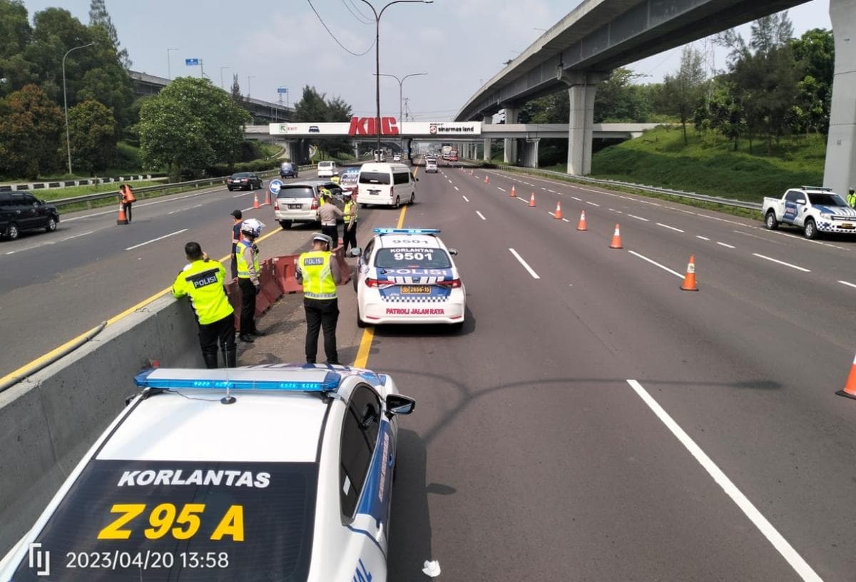 Arus Mudik Lebaran Berakhir, Contraflow di Tol Jakarta-Cikampek Dihentikan Arus Mudik Lebaran Berakhir, Contraflow di Tol Jakarta-Cikampek Dihentikan