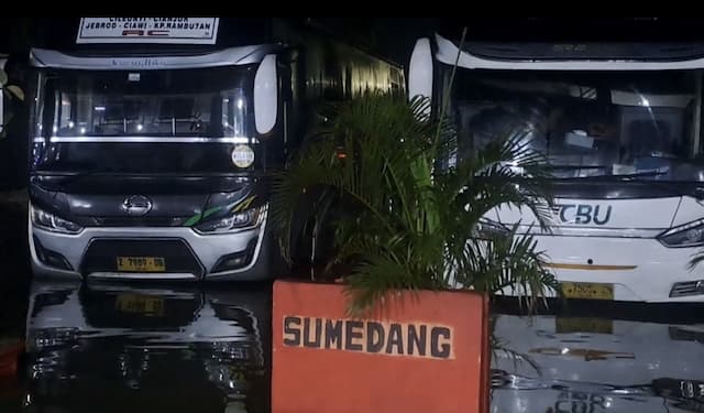 Terminal Kampung Rambutan Jaktim Terendam Banjir hingga 30 Cm Terminal Kampung Rambutan Jaktim Terendam Banjir hingga 30 Cm