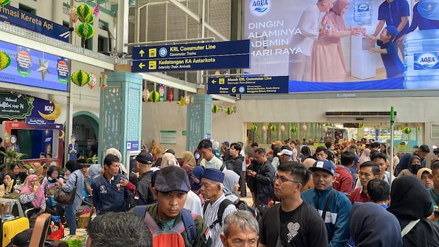 H+2 Lebaran, Pemudik Masih Membeludak di Stasiun Pasar Senen H+2 Lebaran, Pemudik Masih Membeludak di Stasiun Pasar Senen