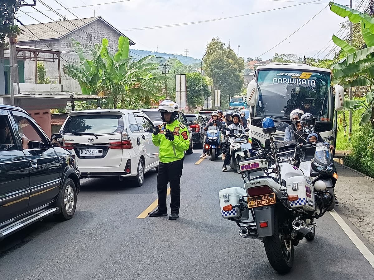 Macet di Lingkar Gentong saat Arus Balik, Kendaraan Mengular hingga 10 Km Macet di Lingkar Gentong saat Arus Balik, Kendaraan Mengular hingga 10 Km