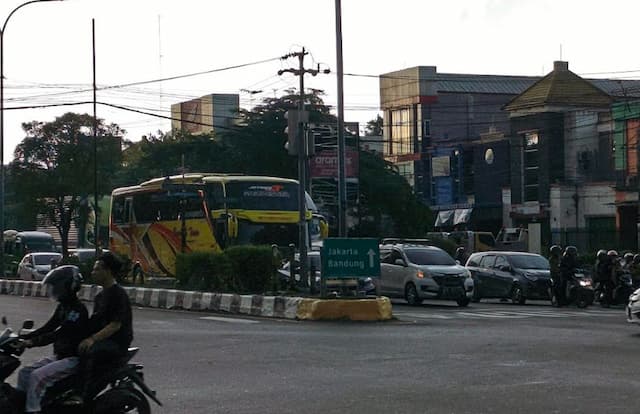 Truk dan Bus Dominasi Jalur Pantura Cirebon Efek Sterilisasi One Way Truk dan Bus Dominasi Jalur Pantura Cirebon Efek Sterilisasi One Way