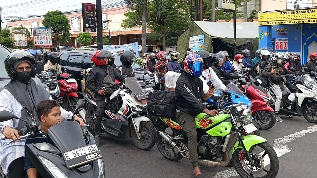 Puncak Arus Balik, 26 Ribu Pemotor Lewat Jalur Pantura Cirebon Menuju Jakarta Puncak Arus Balik, 26 Ribu Pemotor Lewat Jalur Pantura Cirebon Menuju Jakarta