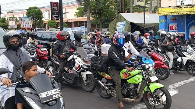 Puncak Arus Balik, 26 Ribu Pemotor Lewat Jalur Pantura Cirebon Menuju Jakarta Puncak Arus Balik, 26 Ribu Pemotor Lewat Jalur Pantura Cirebon Menuju Jakarta