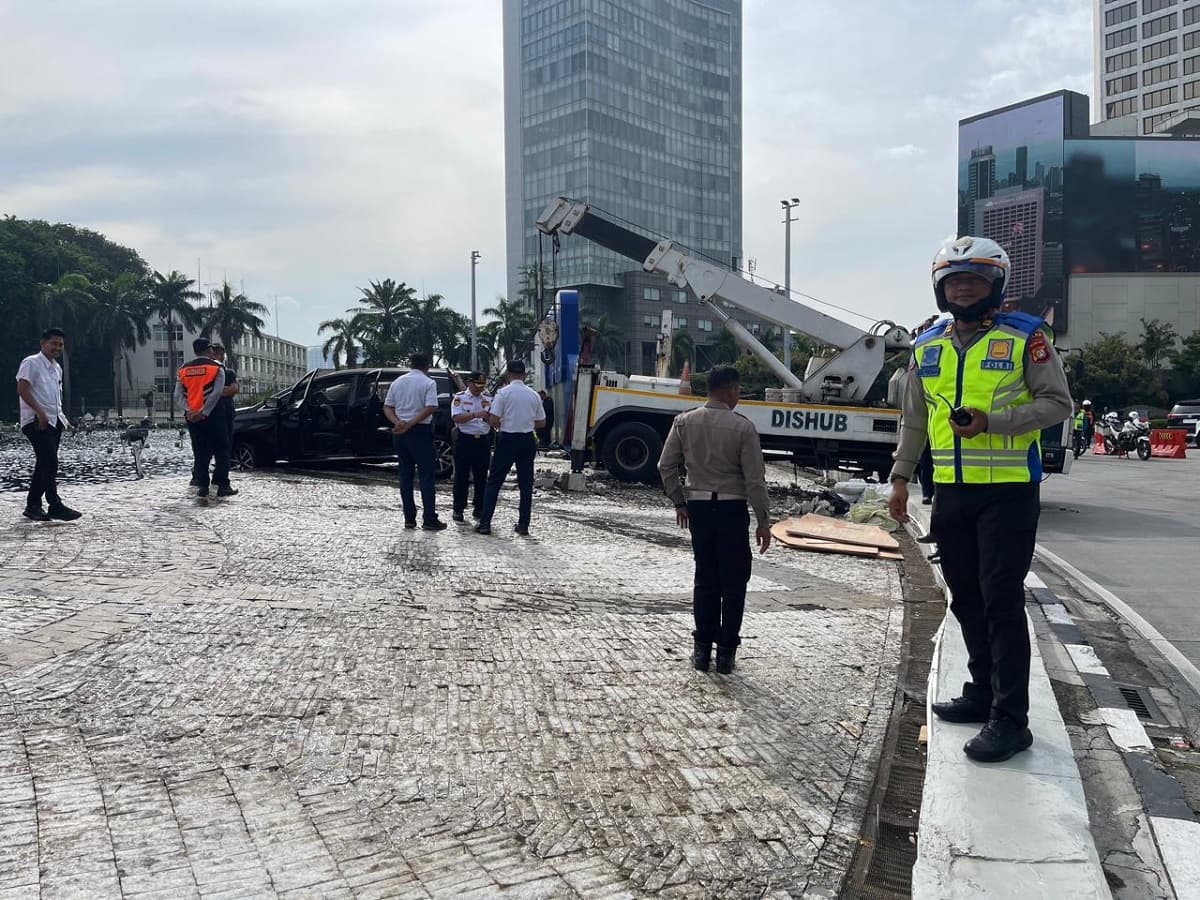 Mobil BYD Nyemplung ke Kolam Bundaran HI Setelah Tabrak Pembatas Jalan Mobil BYD Nyemplung ke Kolam Bundaran HI Setelah Tabrak Pembatas Jalan