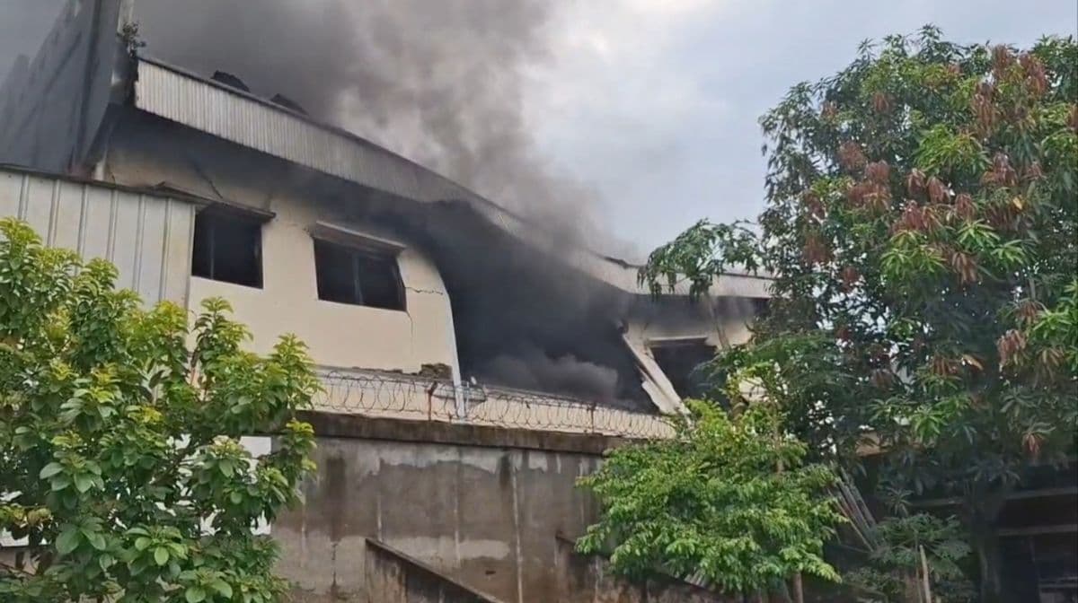 Pabrik Kaos Kaki di Bekasi Terbakar saat Tidak Beroperasi Pabrik Kaos Kaki di Bekasi Terbakar saat Tidak Beroperasi