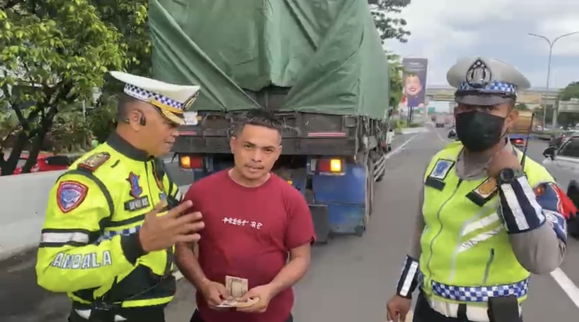 Nekat Masuk Tol JORR, 10 Truk Langsung Ditilang dan Diputar Balik Nekat Masuk Tol JORR, 10 Truk Langsung Ditilang dan Diputar Balik