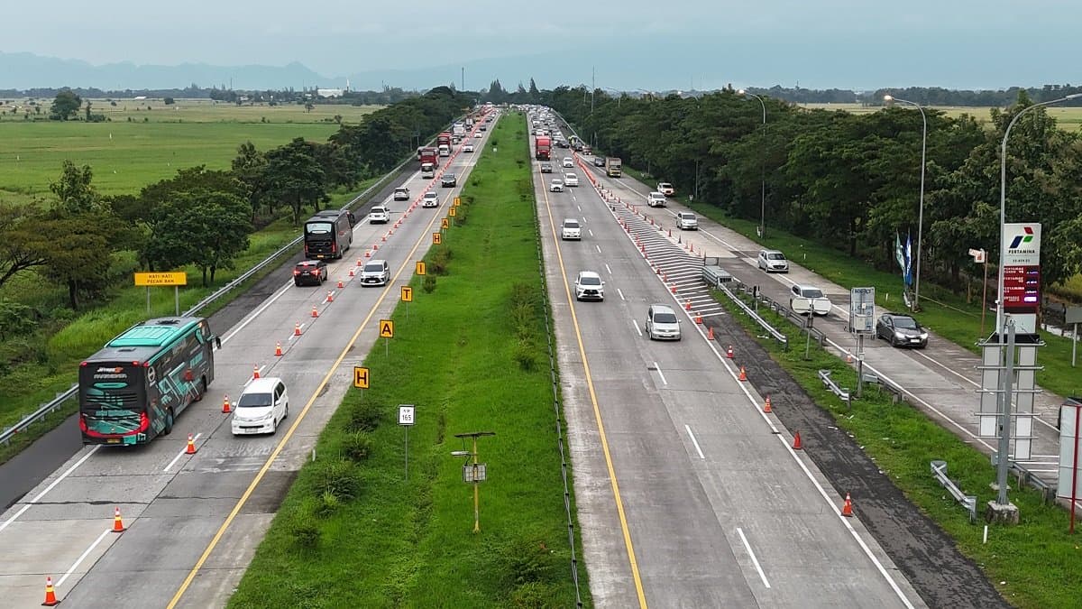 Contra Flow Diterapkan di Tol Cipali Imbas Kendaraan Menumpuk di Bahu Jalan Contra Flow Diterapkan di Tol Cipali Imbas Kendaraan Menumpuk di Bahu Jalan