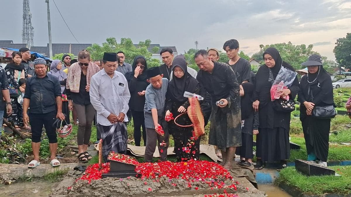Detik-Detik Ibu Anji Meninggal Dunia, Sempat Dikira Tidur Detik-Detik Ibu Anji Meninggal Dunia, Sempat Dikira Tidur