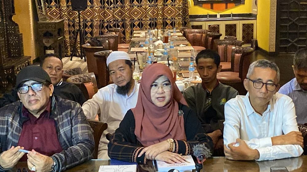 Bantah Terima Rp50 Miliar untuk Mainkan Isu Ijazah Jokowi, Dokter Tifa: Kami Tak Punya Bohir Bantah Terima Rp50 Miliar untuk Mainkan Isu Ijazah Jokowi, Dokter Tifa: Kami Tak Punya Bohir