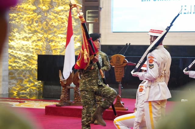 Profil dan Jejak Karier Letjen Bambang Trisnohadi yang Resmi Dilantik Jadi Kaster TNI Profil dan Jejak Karier Letjen Bambang Trisnohadi yang Resmi Dilantik Jadi Kaster TNI