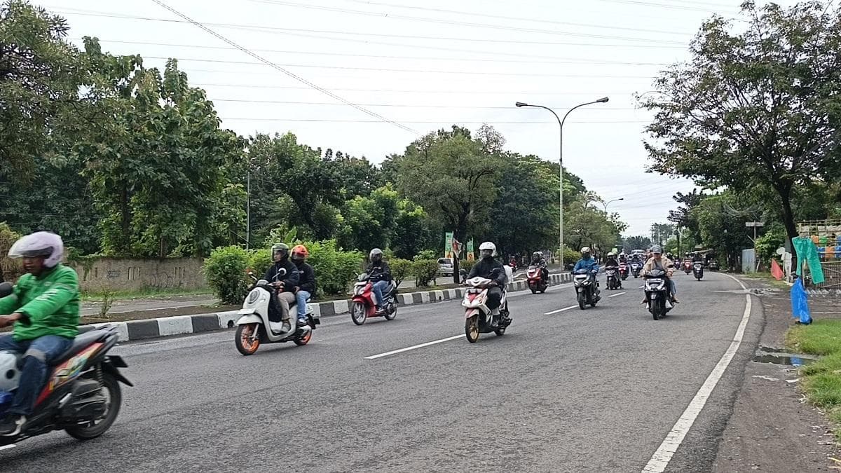 Arus Balik di Jalur Pantura Cirebon Melandai, Pemudik Motor Mendominasi Arus Balik di Jalur Pantura Cirebon Melandai, Pemudik Motor Mendominasi