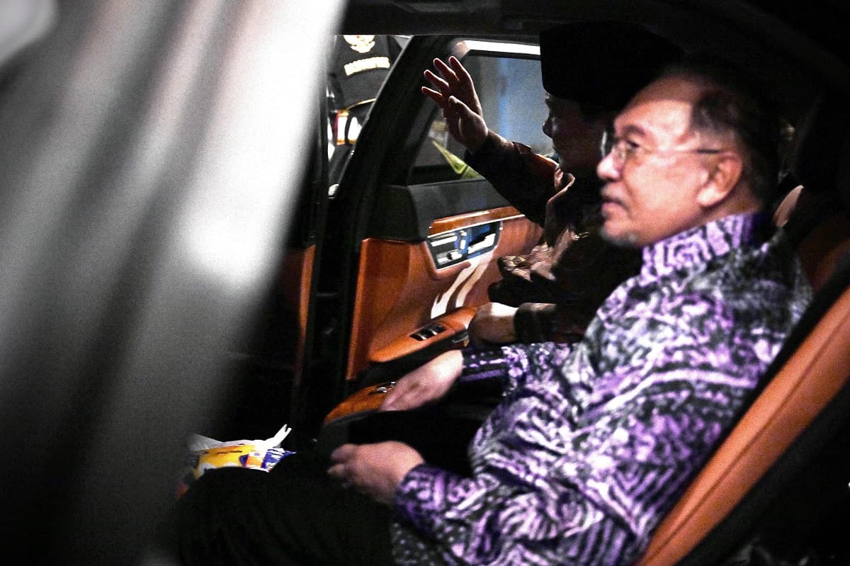 Momen Satu Mobil Prabowo dan Anwar Ibrahim saat Antarkan ke Bandara Halim Perdanakusuma Momen Satu Mobil Prabowo dan Anwar Ibrahim saat Antarkan ke Bandara Halim Perdanakusuma