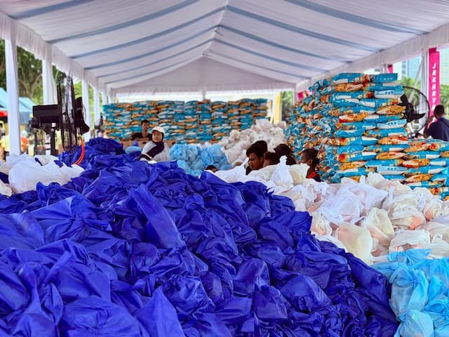 Prabowo Gelar Bazar Rakyat di Monas, Ajak Masyarakat Rayakan Lebaran dalam Kebersamaan Prabowo Gelar Bazar Rakyat di Monas, Ajak Masyarakat Rayakan Lebaran dalam Kebersamaan