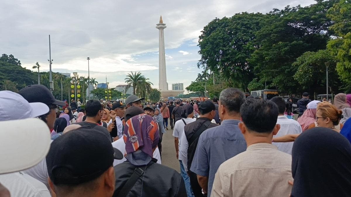 Lautan Manusia Padati Monas saat Pembagian Sembako dan Pasar Murah Lautan Manusia Padati Monas saat Pembagian Sembako dan Pasar Murah