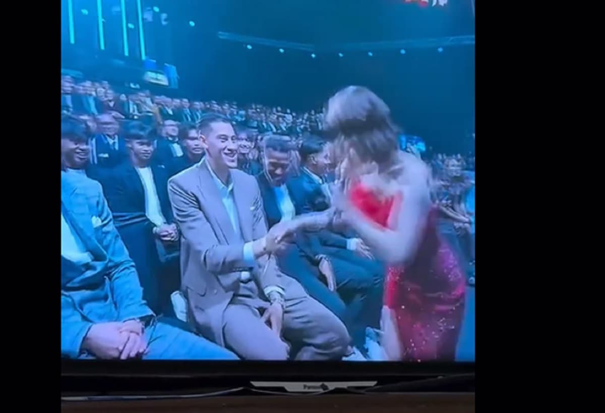 Momen Kapten Timnas Indonesia Jay Idzes Diajak Dangdutan Wika Salim di PSSI Awards 2026 Momen Kapten Timnas Indonesia Jay Idzes Diajak Dangdutan Wika Salim di PSSI Awards 2026