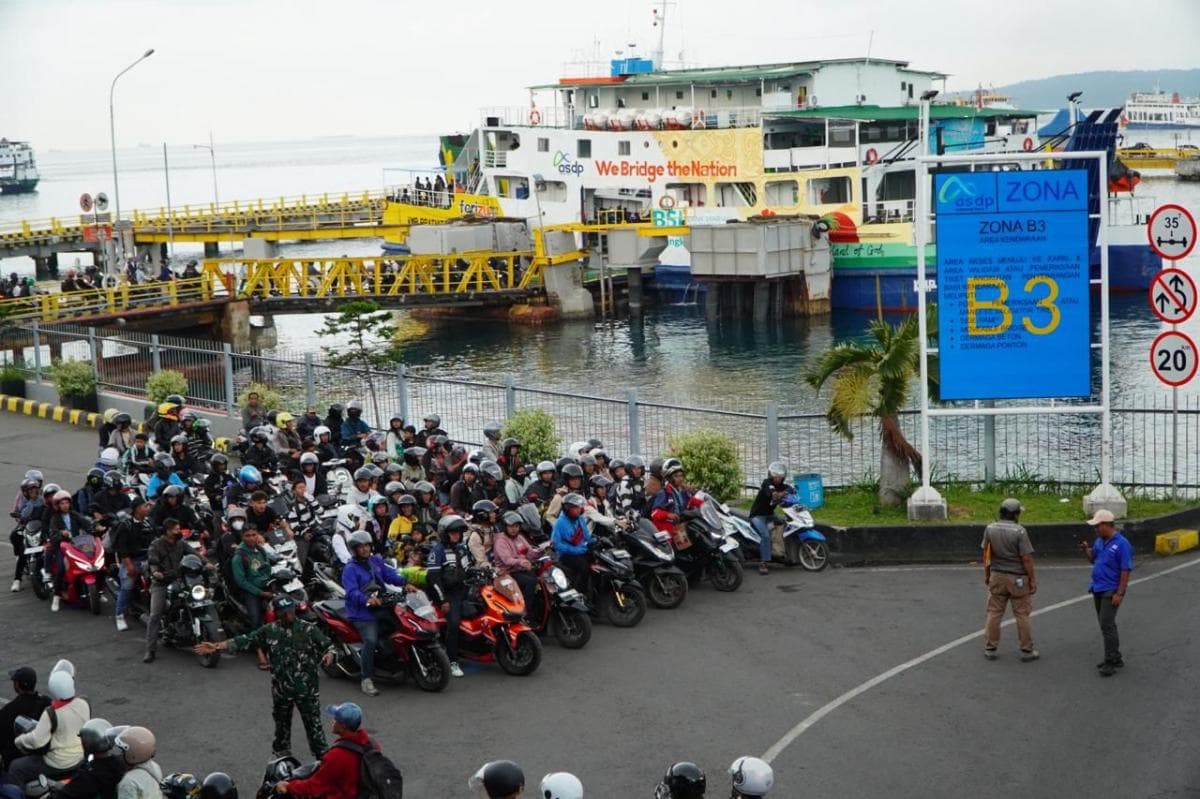 Puncak Arus Balik di Pelabuhan Ketapang-Gilimanuk, 32 Kapal Dioperasikan Puncak Arus Balik di Pelabuhan Ketapang-Gilimanuk, 32 Kapal Dioperasikan