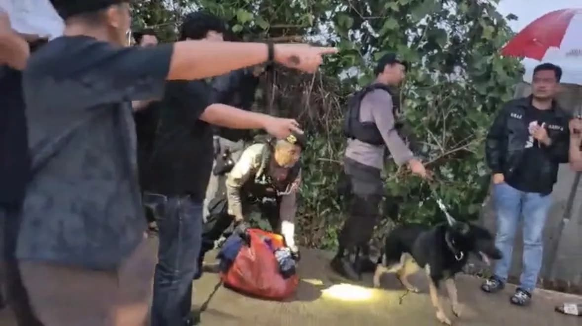 Kasus Mutilasi Bekasi, Polisi Temukan Bagian Tubuh Korban di Bogor Kerahkan K-9 Kasus Mutilasi Bekasi, Polisi Temukan Bagian Tubuh Korban di Bogor Kerahkan K-9