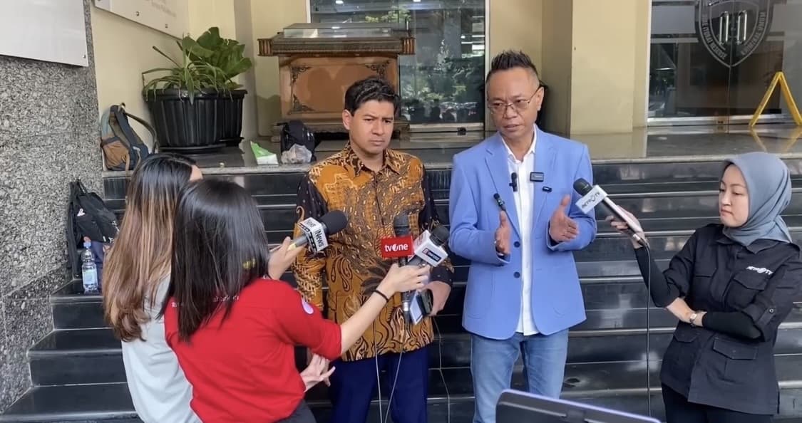 Syarat Rismon Sianipar Dapat Restorative Justice: Tarik Buku Jokowi's White Paper Syarat Rismon Sianipar Dapat Restorative Justice: Tarik Buku Jokowi's White Paper