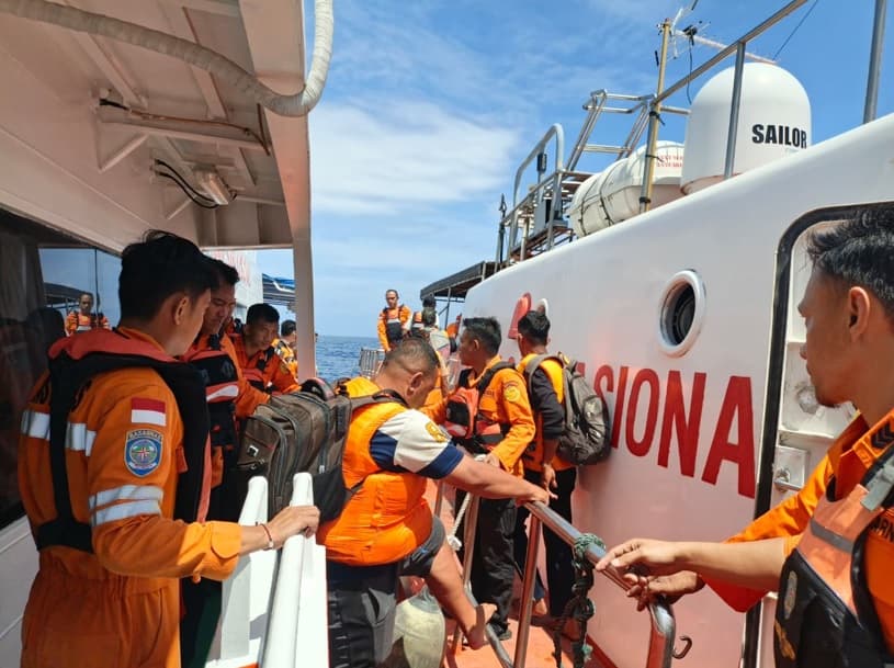 Kapal Nelayan Tenggelam Akibat Cuaca Buruk, 21 Orang Berhasil Diselamatkan Kapal Nelayan Tenggelam Akibat Cuaca Buruk, 21 Orang Berhasil Diselamatkan