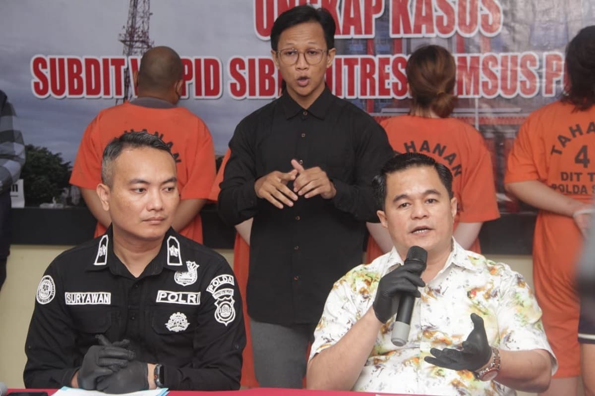 Polda Sumsel Bongkar Sindikat Peretas Dana BOS SMAN 2 Prabumulih, Kerugian Nyaris Rp1 Miliar Polda Sumsel Bongkar Sindikat Peretas Dana BOS SMAN 2 Prabumulih, Kerugian Nyaris Rp1 Miliar