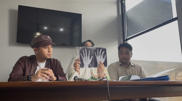 Ibu Korban Peluru Nyasar di Gresik Bantah Minta Kompensasi Rp3,3 Miliar ke TNI Ibu Korban Peluru Nyasar di Gresik Bantah Minta Kompensasi Rp3,3 Miliar ke TNI