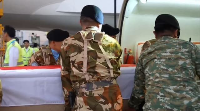 Detik-Detik 3 Jenazah Prajurit TNI yang Gugur di Lebanon Tiba di Indonesia Diselimuti Merah Putih Detik-Detik 3 Jenazah Prajurit TNI yang Gugur di Lebanon Tiba di Indonesia Diselimuti Merah Putih