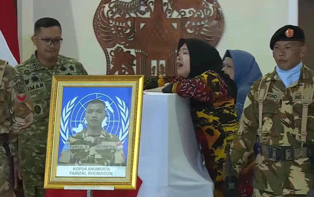 Tangis Pecah di Bandara Soetta, Tiga Prajurit TNI Gugur Disambut Haru Keluarga Tangis Pecah di Bandara Soetta, Tiga Prajurit TNI Gugur Disambut Haru Keluarga