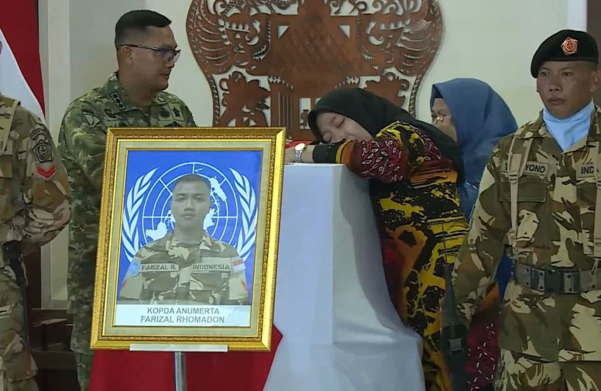 Tiga Prajurit TNI Gugur di Lebanon Diberangkatkan ke Rumah Duka Tiga Prajurit TNI Gugur di Lebanon Diberangkatkan ke Rumah Duka