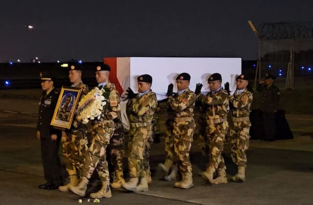 Khidmat dan Haru, Upacara Pelepasan 3 Prajurit TNI Gugur di Lebanon Khidmat dan Haru, Upacara Pelepasan 3 Prajurit TNI Gugur di Lebanon