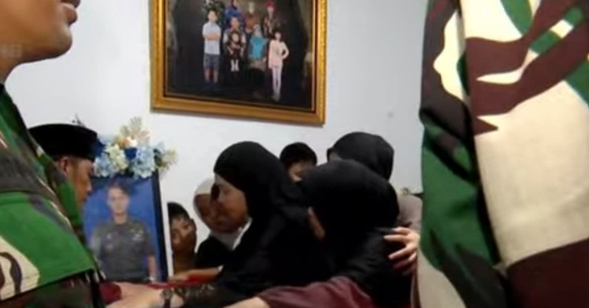 Tiba di Cimahi, Jenazah Mayor Zulmi Disambut Tangis Keluarga Tiba di Cimahi, Jenazah Mayor Zulmi Disambut Tangis Keluarga