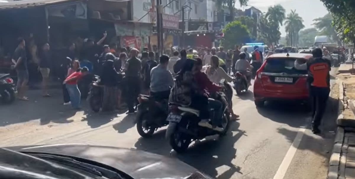 TNI Santuni dan Tanggung Biaya Pengobatan Korban Kecelakaan di Kalideres TNI Santuni dan Tanggung Biaya Pengobatan Korban Kecelakaan di Kalideres