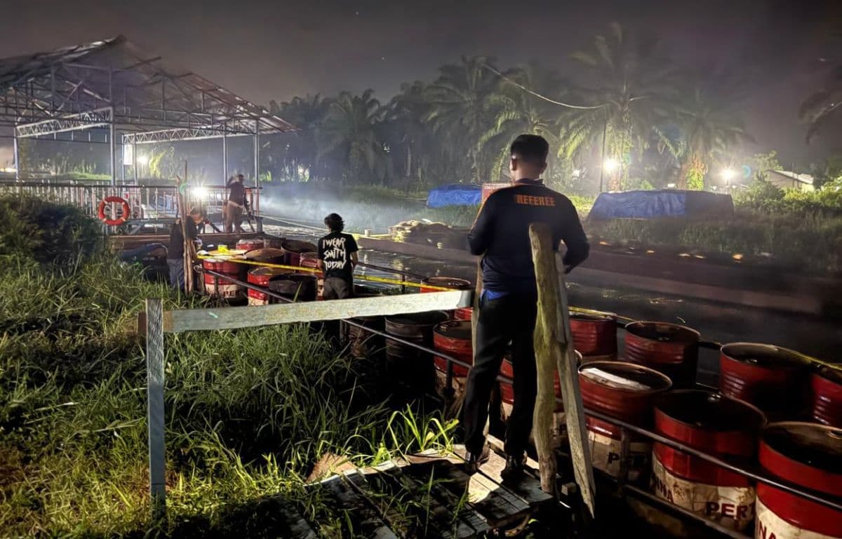 Polda Riau Bongkar Mafia Solar Subsidi, Sita 10 Ribu Liter BBM Ilegal Polda Riau Bongkar Mafia Solar Subsidi, Sita 10 Ribu Liter BBM Ilegal