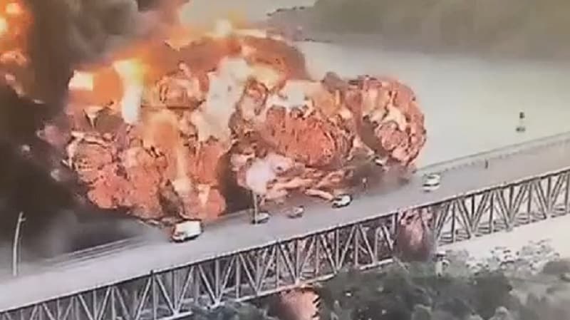Ledakan Dahsyat Guncang Jembatan Penting Panama, Munculkan Bola Api Raksasa Ledakan Dahsyat Guncang Jembatan Penting Panama, Munculkan Bola Api Raksasa