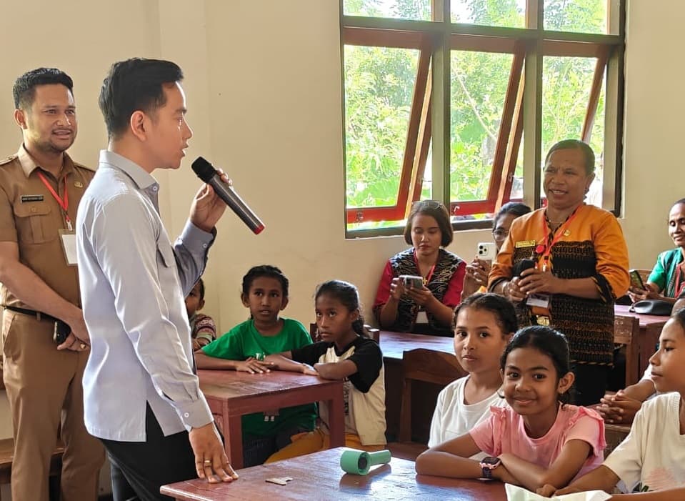 Gibran Janji Perjuangkan Nasib Guru PPPK dan Honorer di Kupang Gibran Janji Perjuangkan Nasib Guru PPPK dan Honorer di Kupang